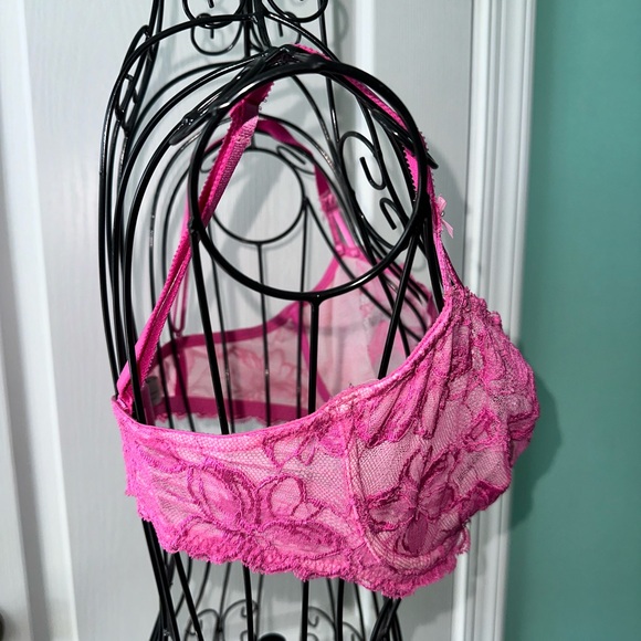Victoria’s Secret underwire lace bra .. 34DD .. 2 for 40 - Picture 8 of 10